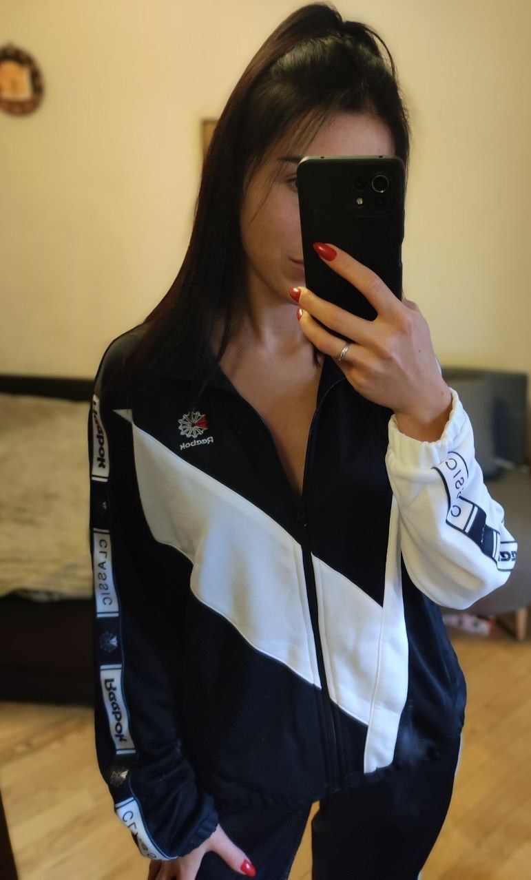 Спортивний костюм Reebok жіночий  чорний  з лампасами