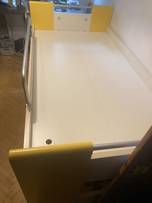 Łóżko piętrowe z drabinką