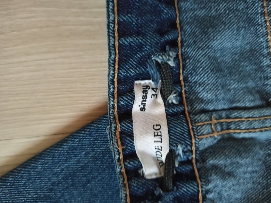 Spodnie dżinsowe granatowe z szerszą nogawką