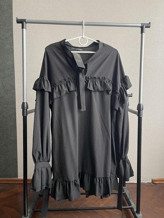 Чорна сукня з біркою