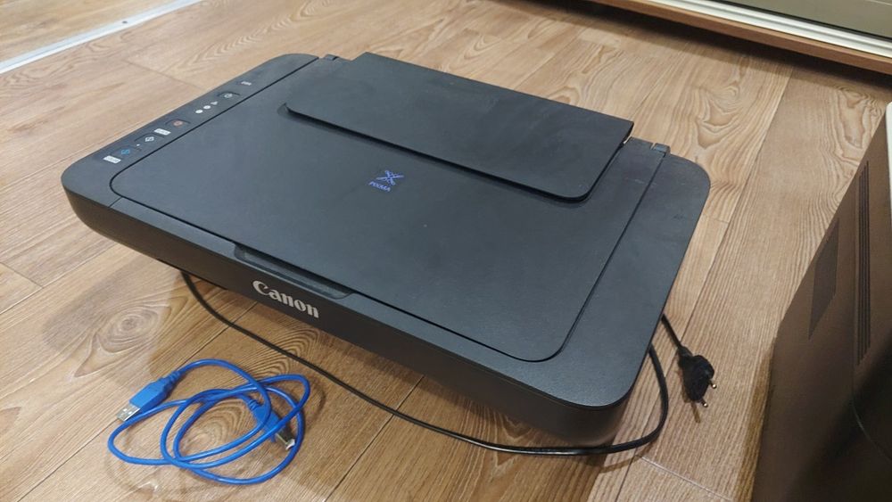 Продам 2 принтера струйный цветной и лазерный черно-белый.