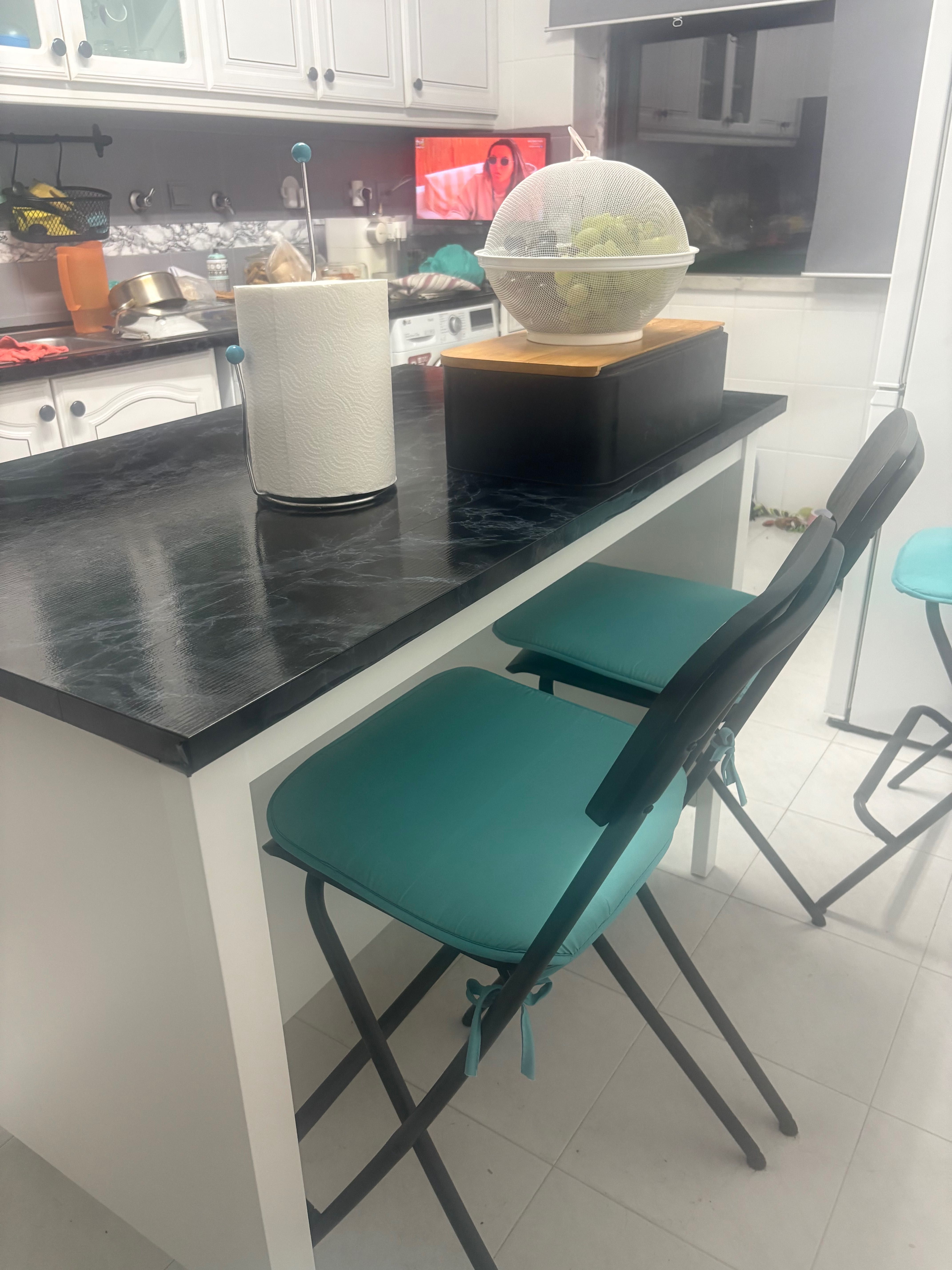 Mesa nova de madeira , com arrumação e inclui 4 cadeiras