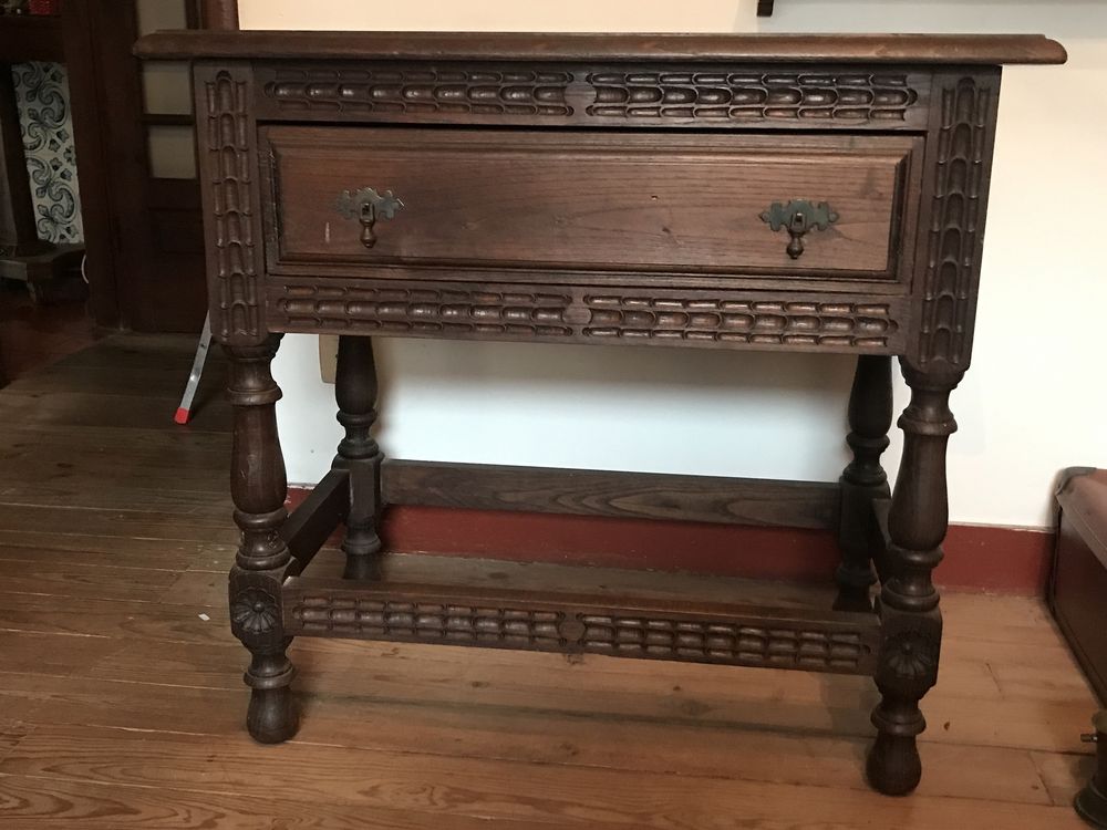 Mesa de apoio com gaveta