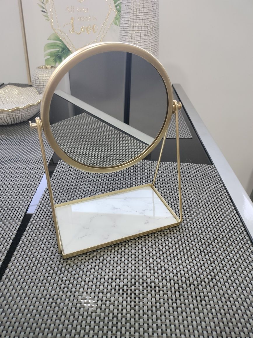 Vendo decoração dourada