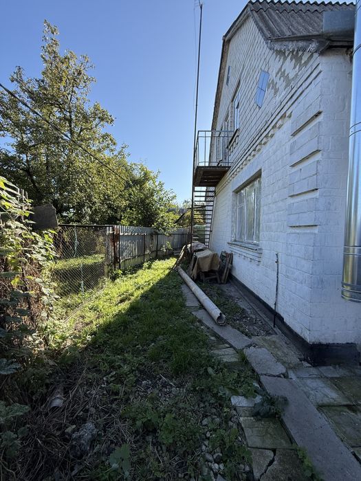 Продаж цегляного півбудинку в р-ні 6 школи