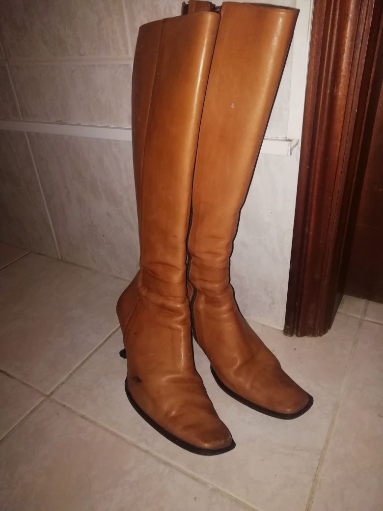 Botas em pele em cor camel