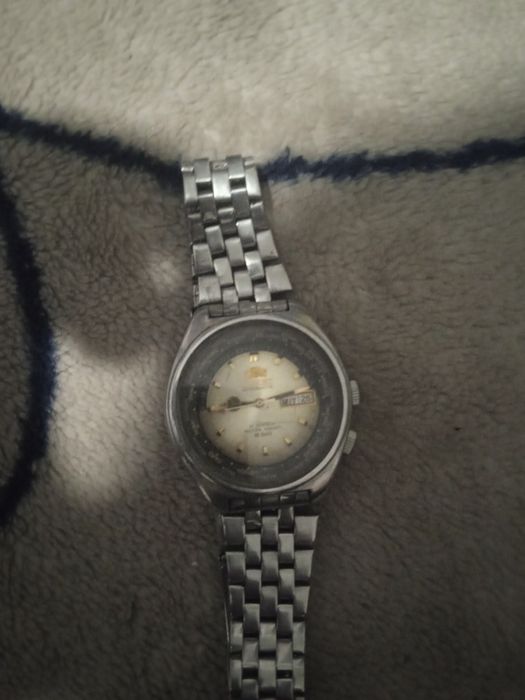 У продажу хороший наручний годинник