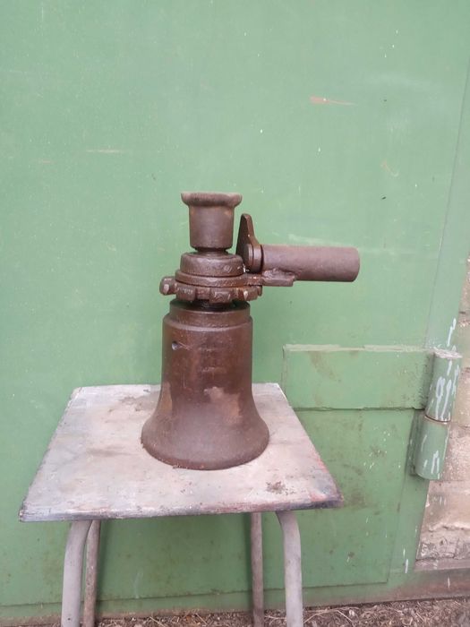 Домкрат 5 тонн . Механический винтовой .