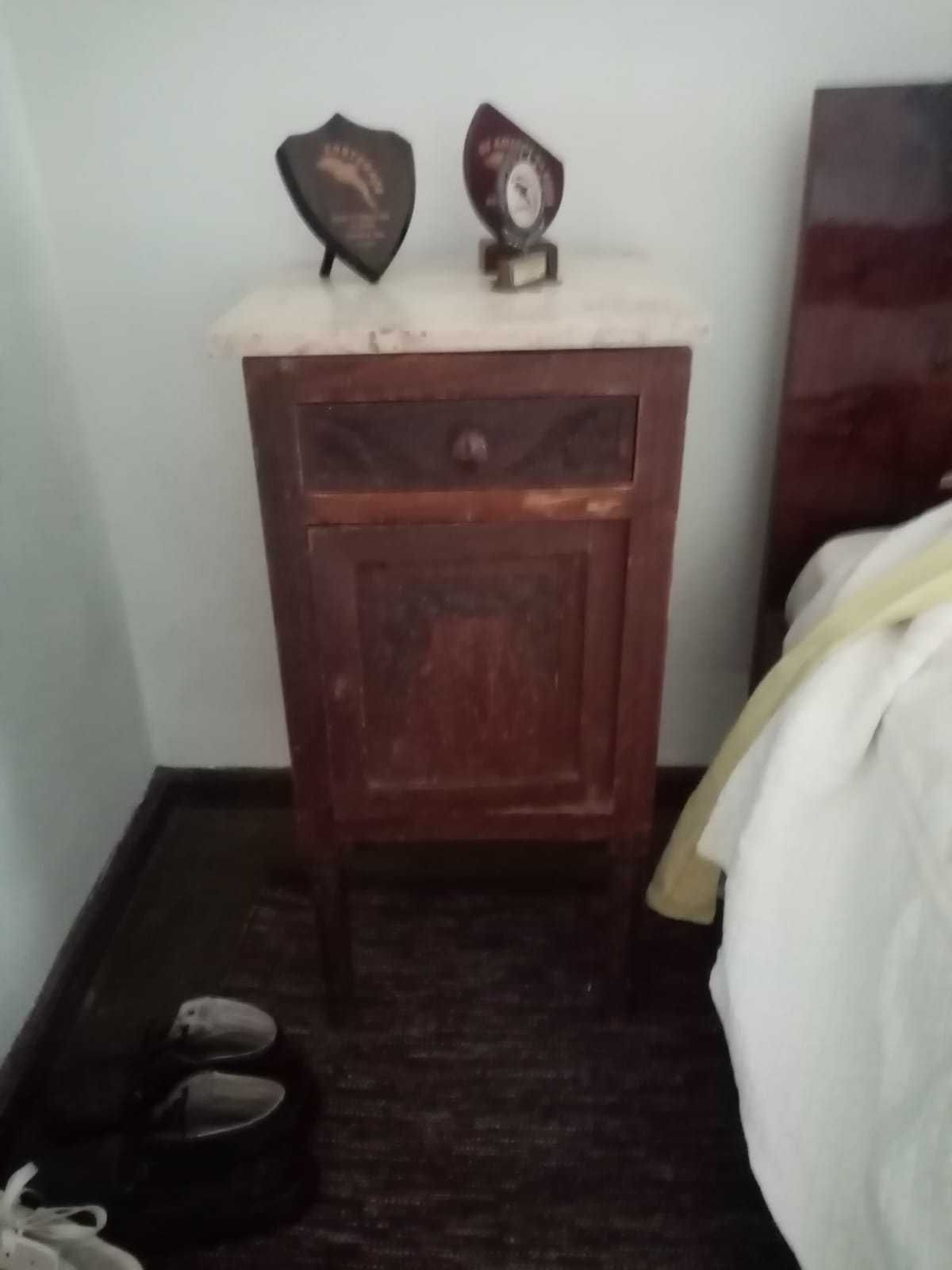 Mesinha de cabeceira em madeira e tampo de mármore. Estilo vintage
