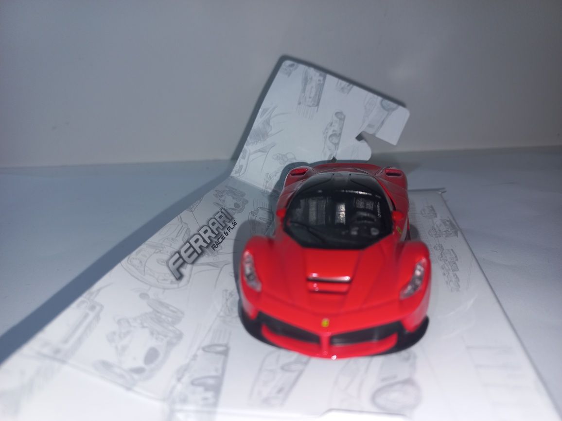 Bburago Ferrari Laferrari race&play z napędem,skala 1:43