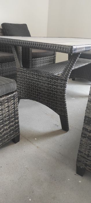 Stół sofa fotele hockery piękny komplet ratanowy