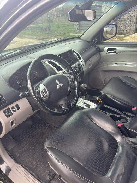 Продам mitsubishi pajero sport 2011 года