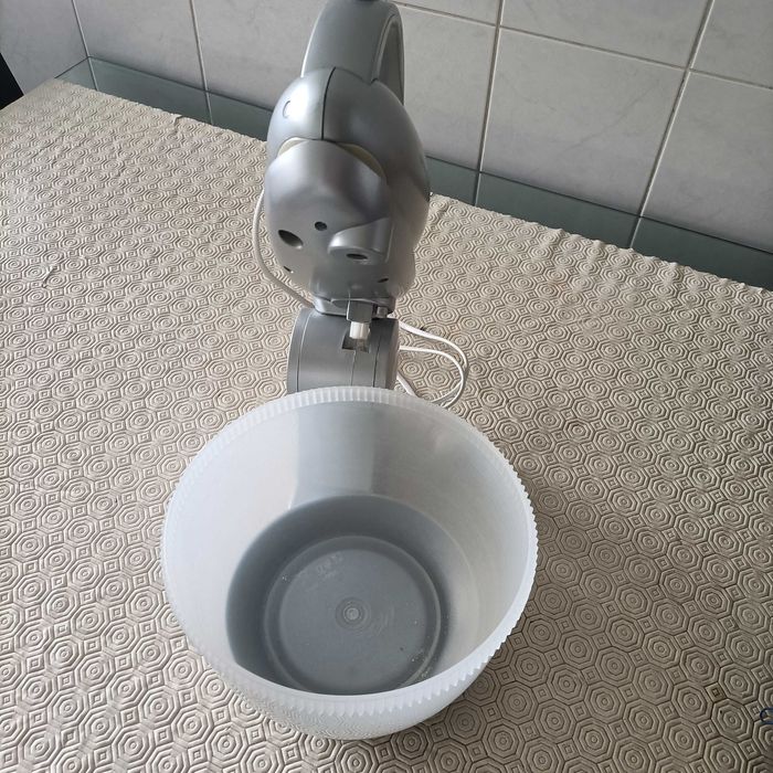 Batedeira com taça rotativa