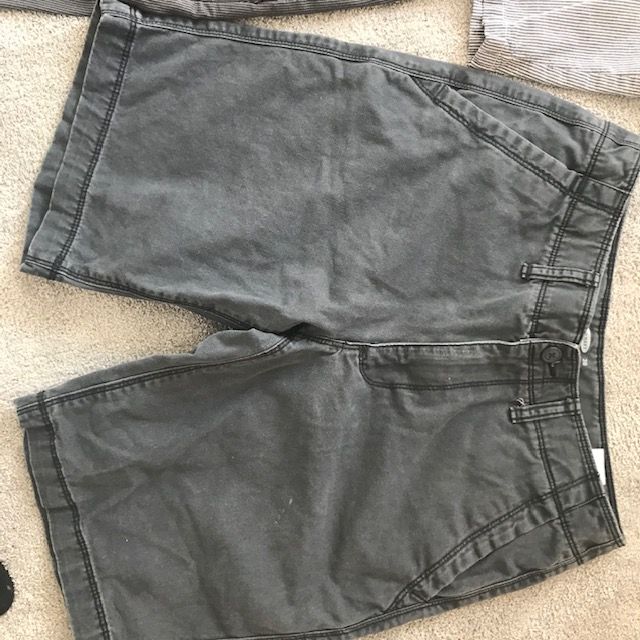 Calções Hurley (size 30) e Old Navy (size 28) surf