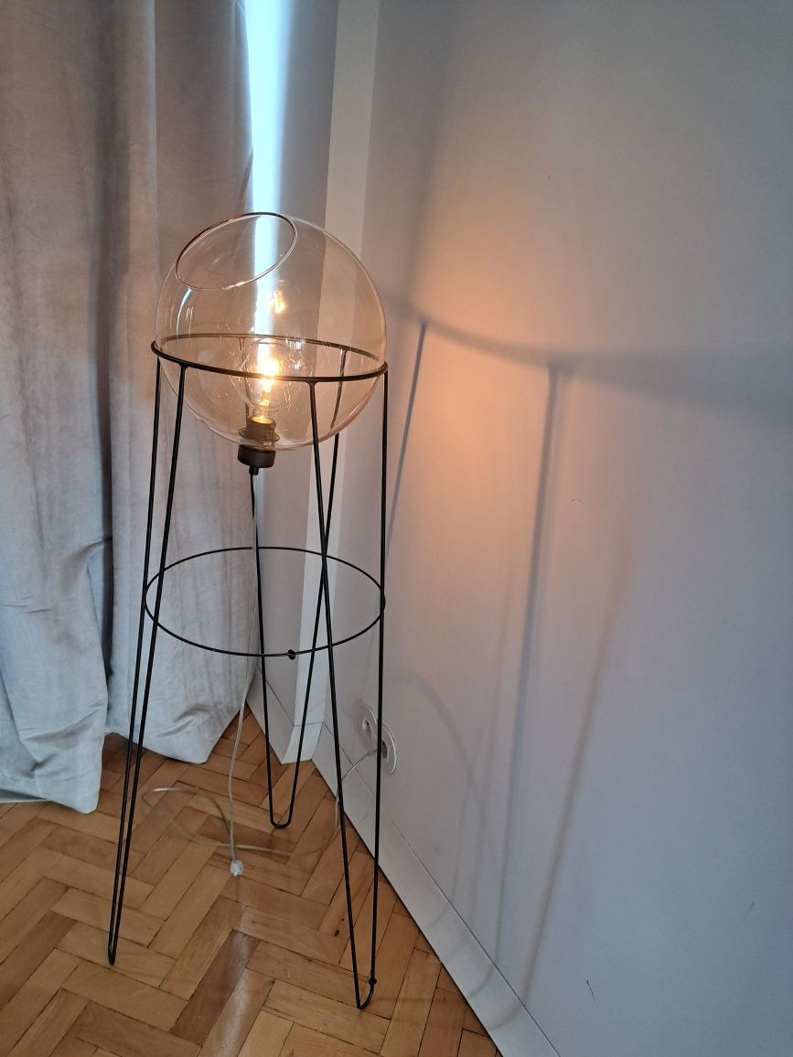 Lampa stojąca z kloszem
