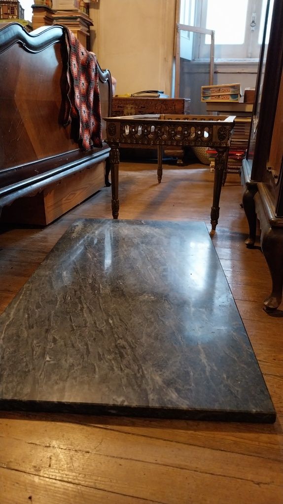 Mesa em talha dourada com tampo de mármore