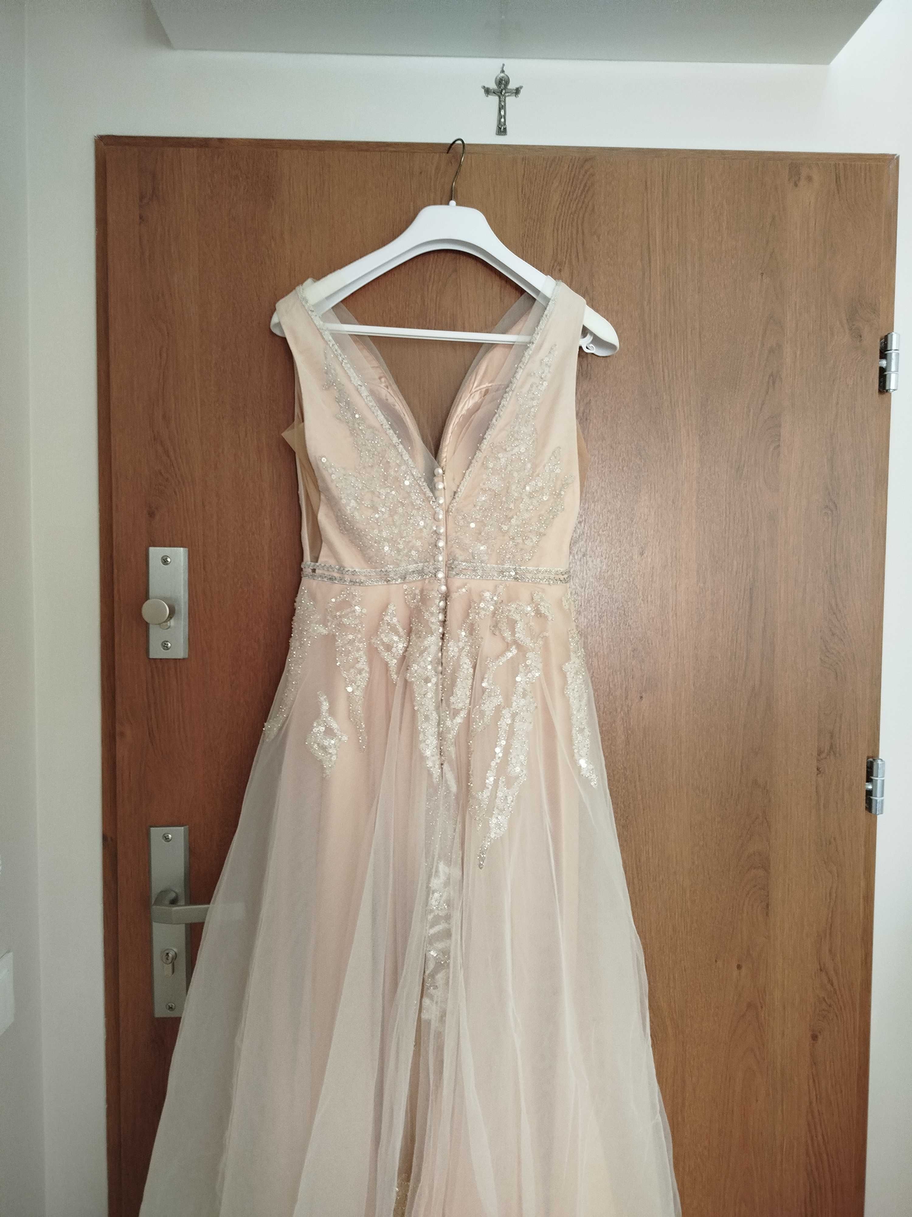 suknia ślubna Papilio 2134 w subtelnym odcieniu brzoskwiowego nude
