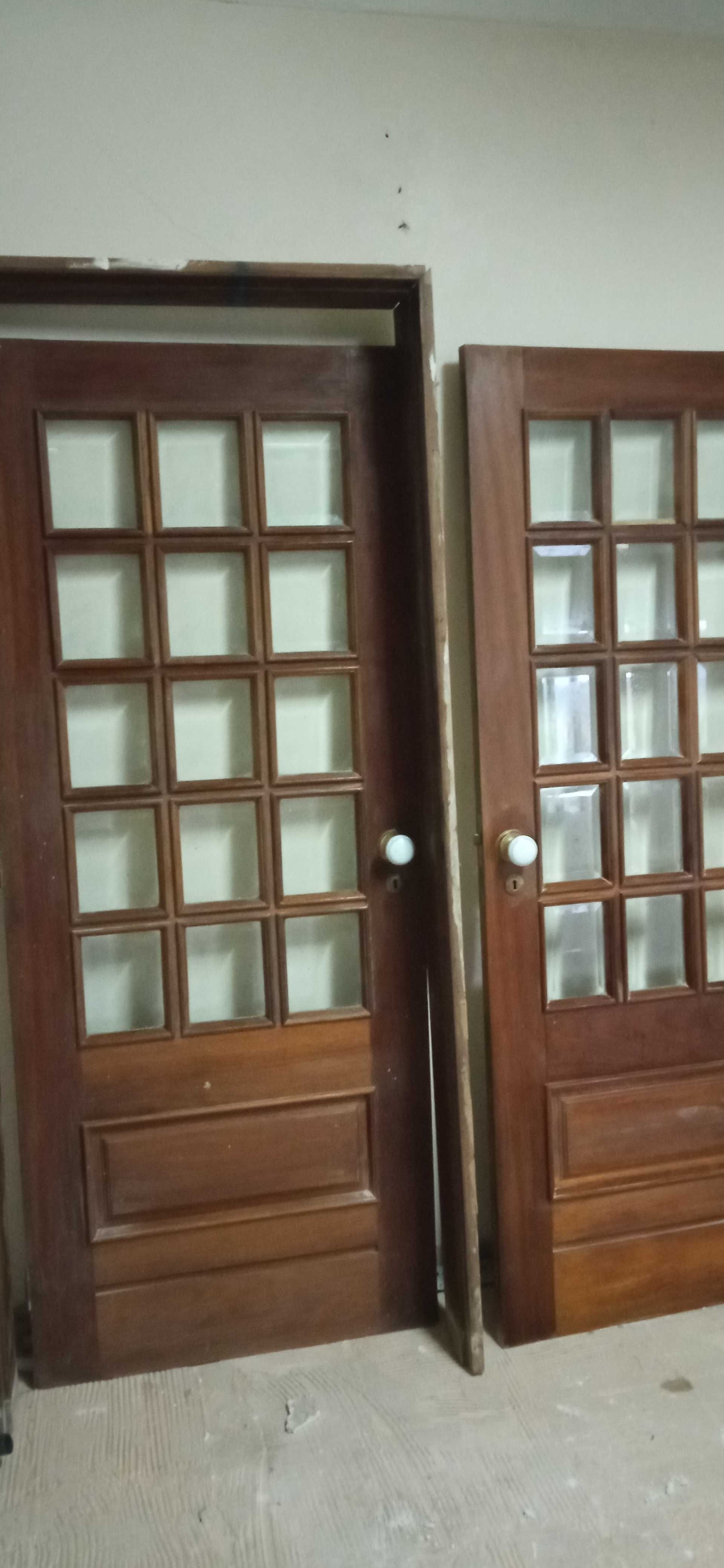 Portas interiores madeira maciça com vidros pequenos