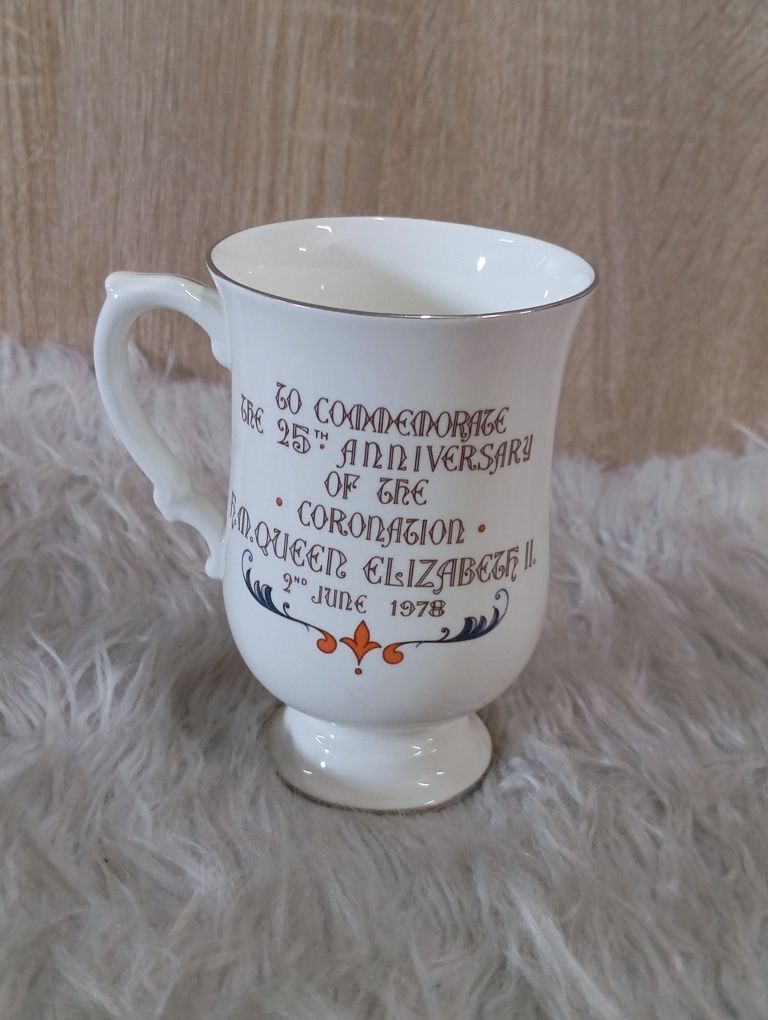 Kubek z porcelany kostnej