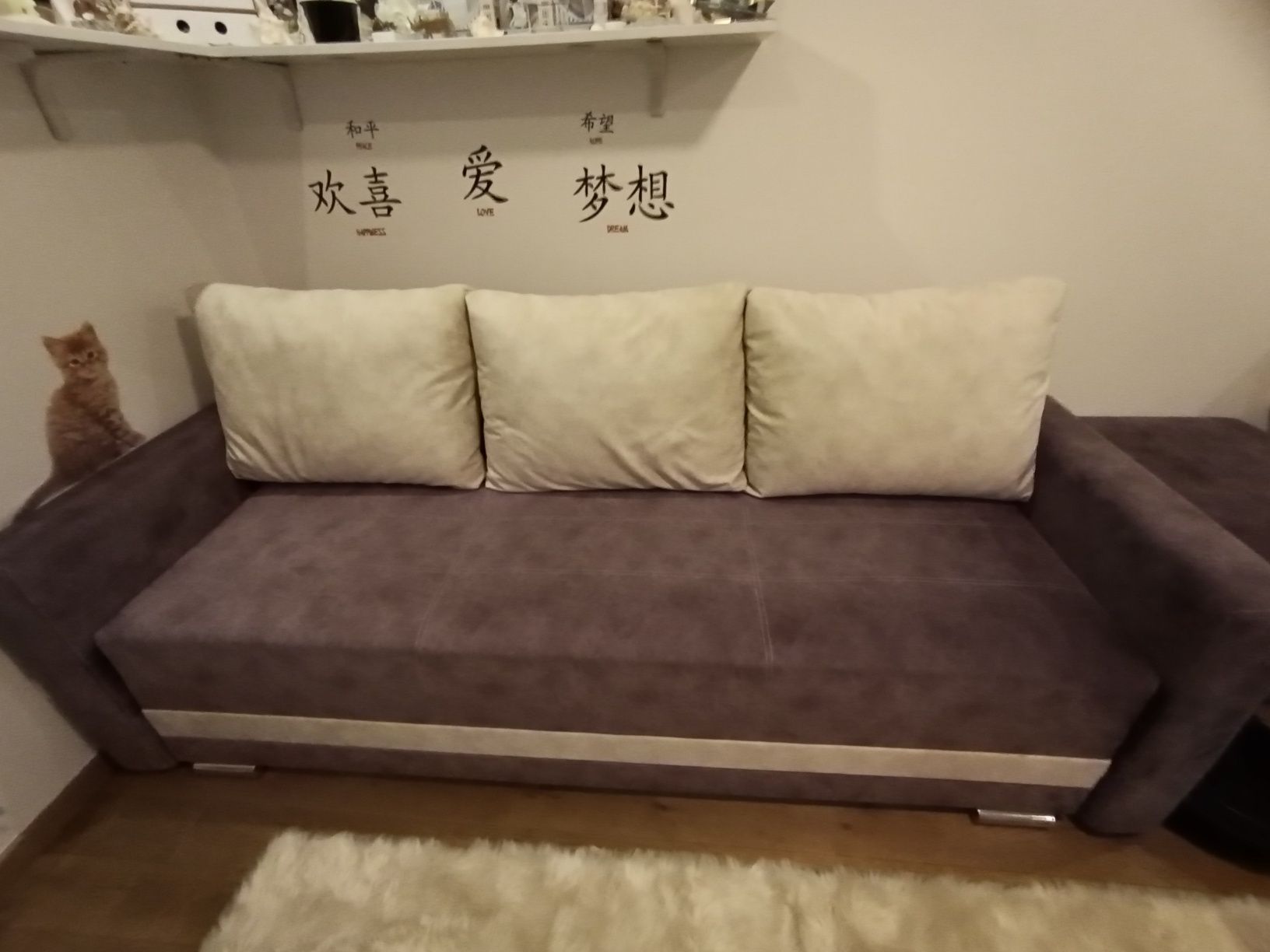 Jasno fioletowa sofa
