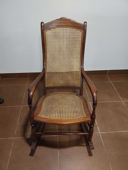 Cadeira antiga em palhinha