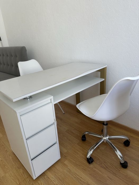 Робочі місця для майстра манікюра/бровиста