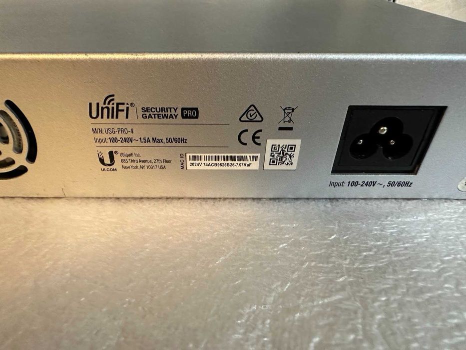 Шлюз Ubiquiti UniFi Security Gateway USG-PRO-4