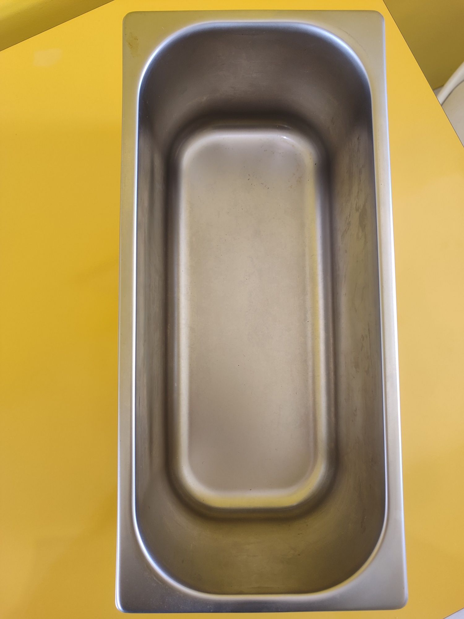 Contentor em inox para gelados.