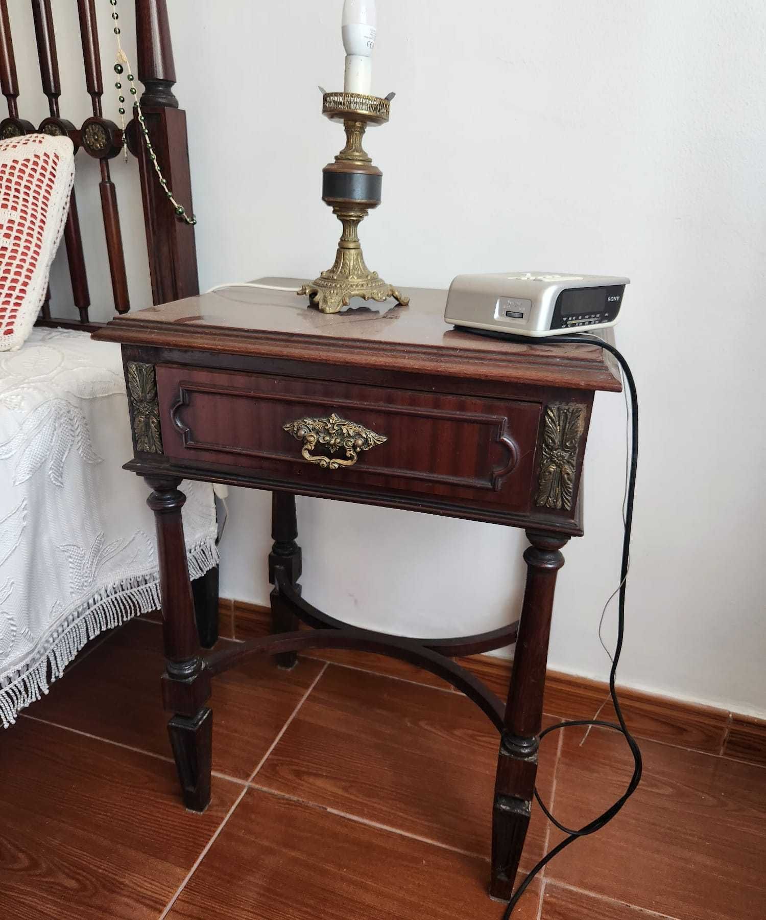 Conjunto de Mobiliário Vintage para Quarto – Madeira Maciça