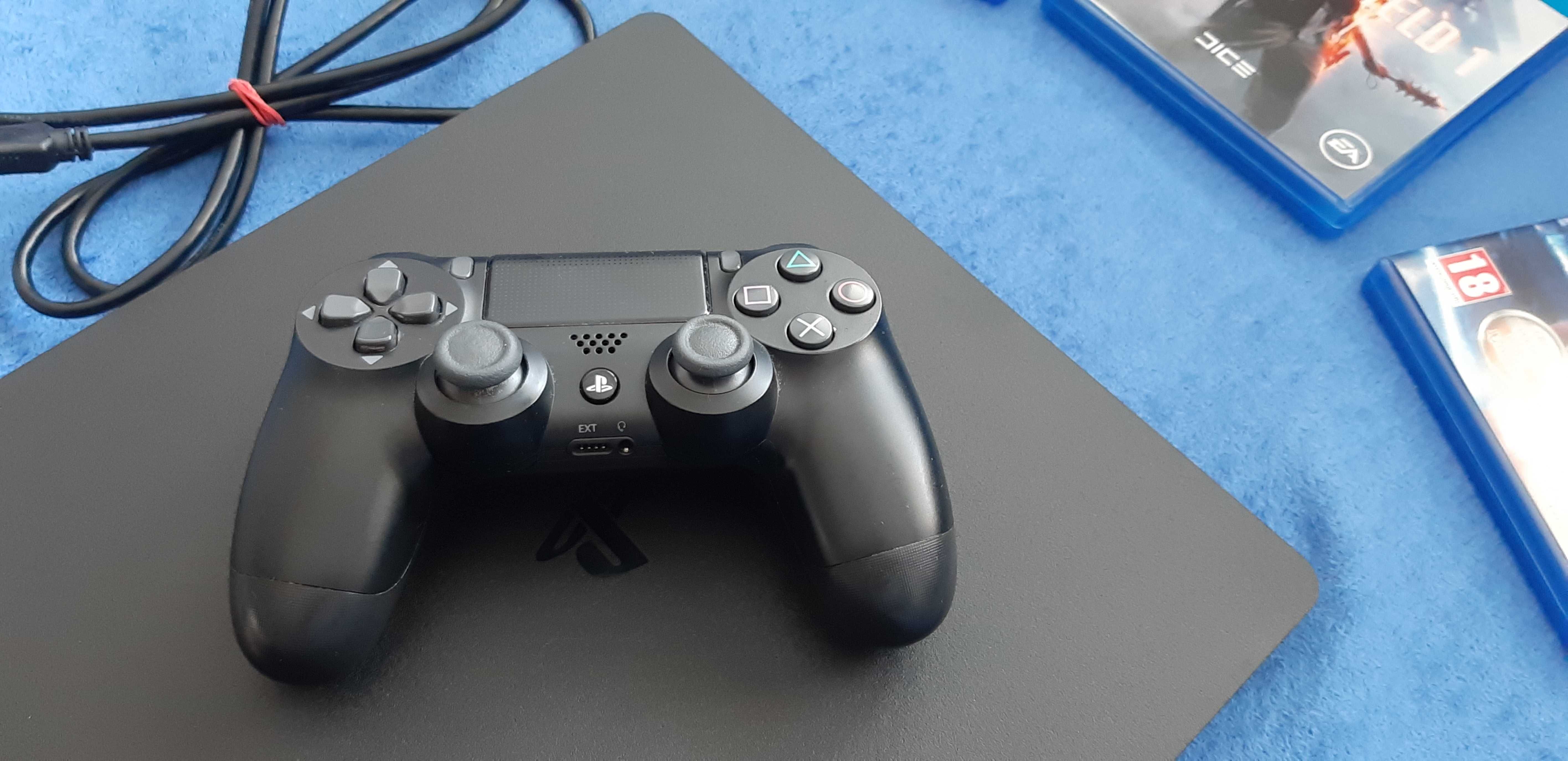 Konsola PS4 Slim z 2 padami i 3 grami