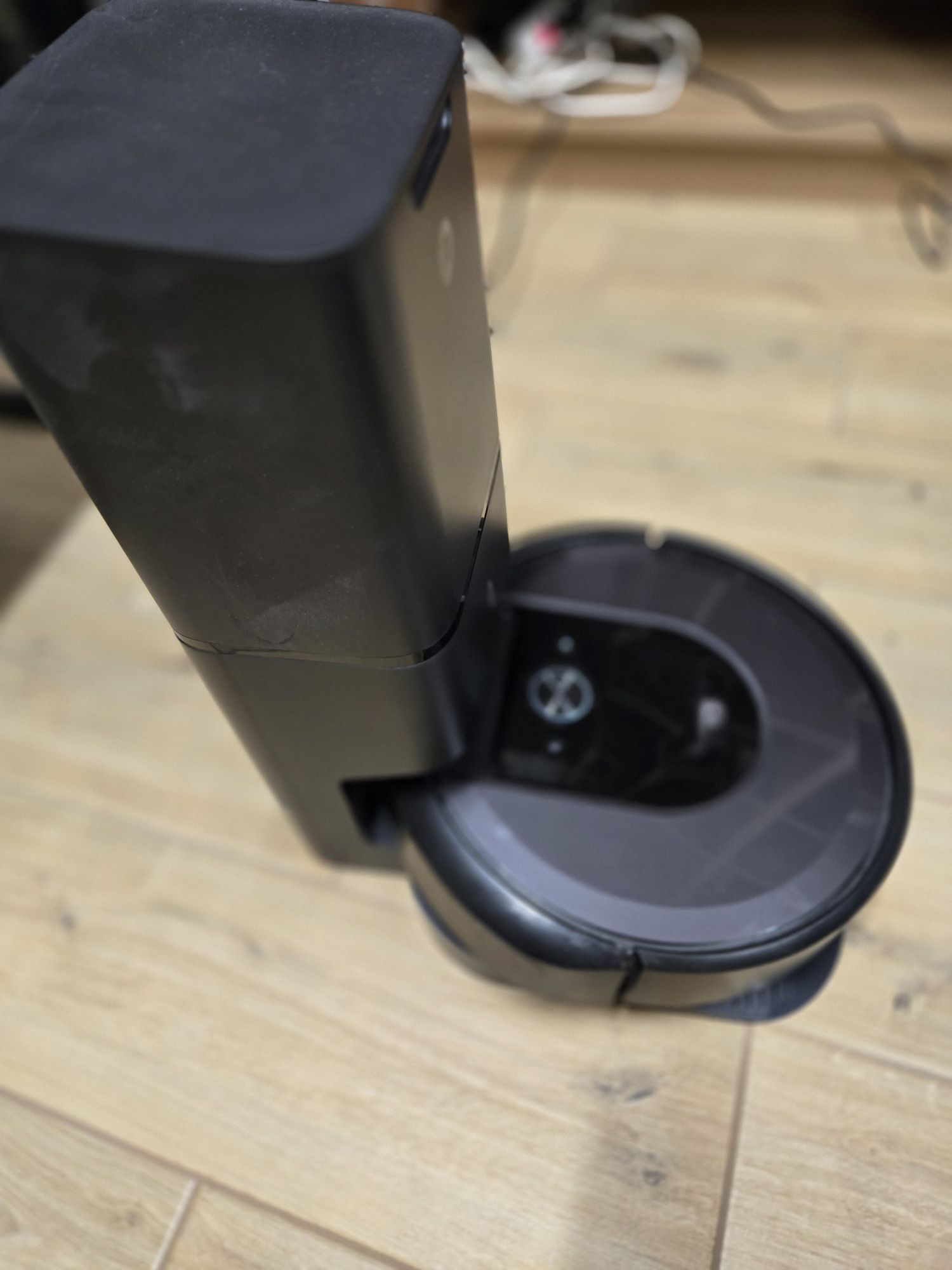 Робот пилосмок iRobot Roomba i7+