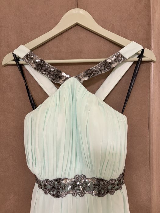 Мятна сукня з вишивкою