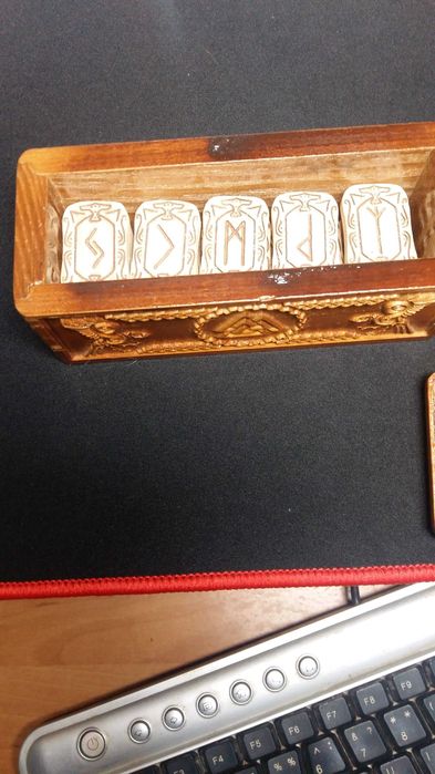 Скандинавские руны из ясеня