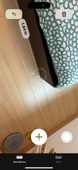 Quarto de casal com sommier, colchão e 2 mesinhas de cabeceira