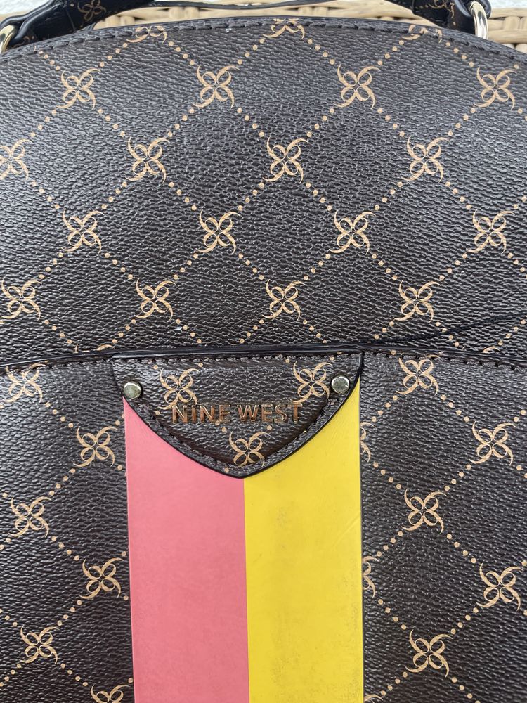 Nine West plecak monogram mieści A4 przegroda na laptopa