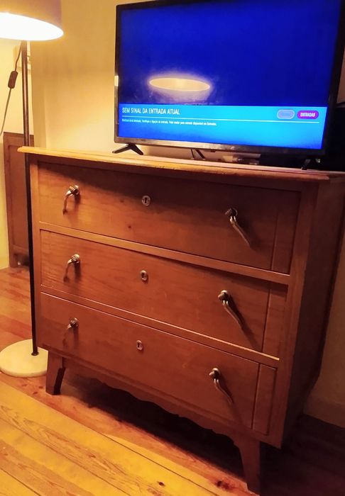 Cómoda antiga  com 3 gavetas