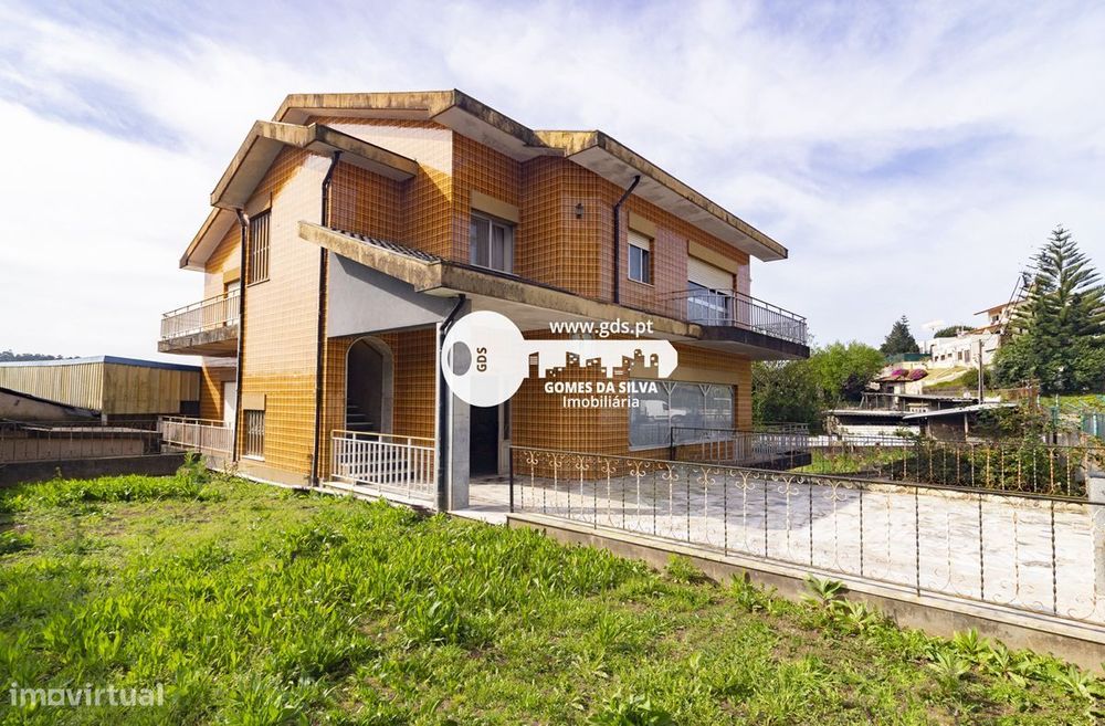 Moradia Bi-familiar c/ armazém e 1300m2 de terreno