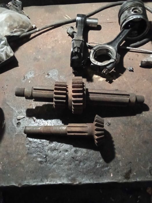 Вал КПП на Т-25 із шестернею в гарному стані, 2 штуки.