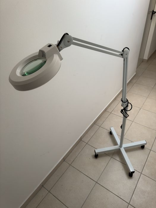 Candeeiro de pé com Lupa