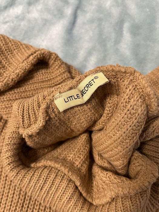 Вʼязана сукня з високою горловиною