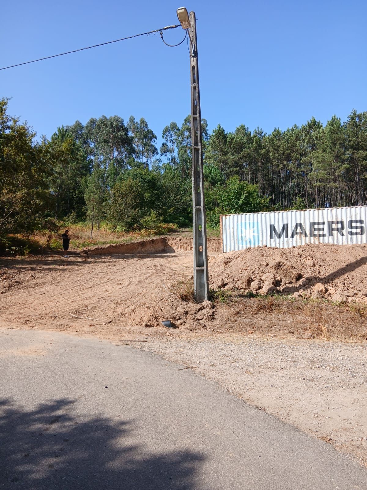 Dois contentores marítimo em tábua espariz