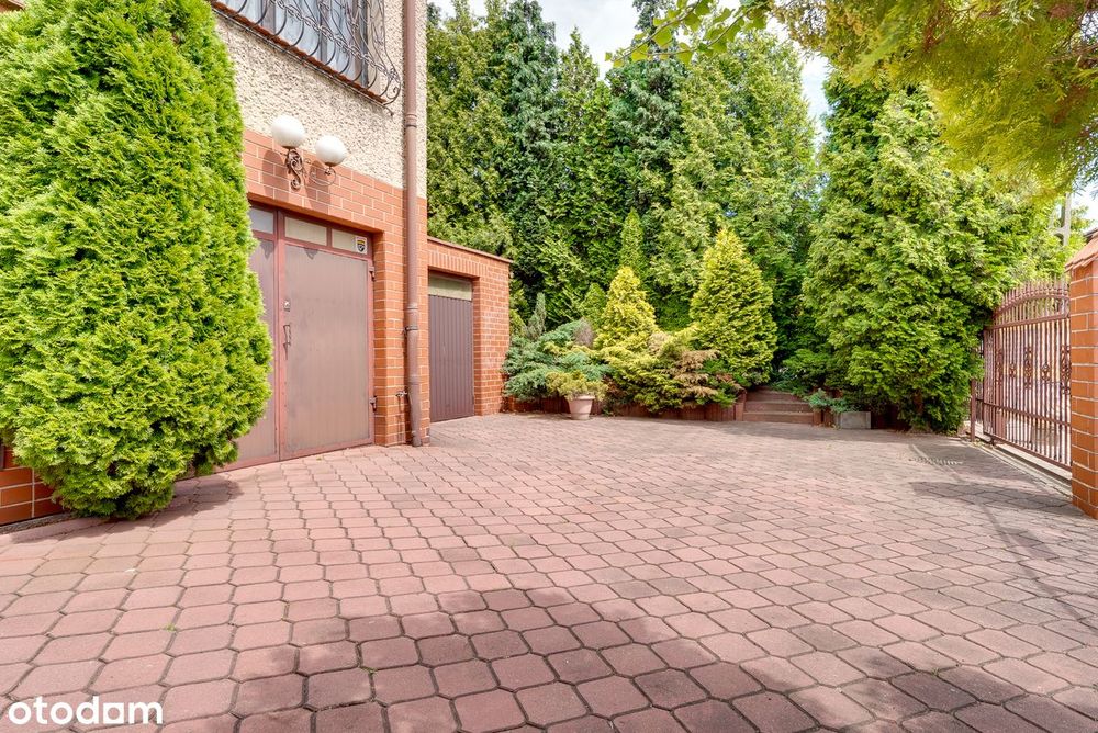 3-poziomowy dom z tarasem, 2 garażami i dużym ogrodem do aranżacji