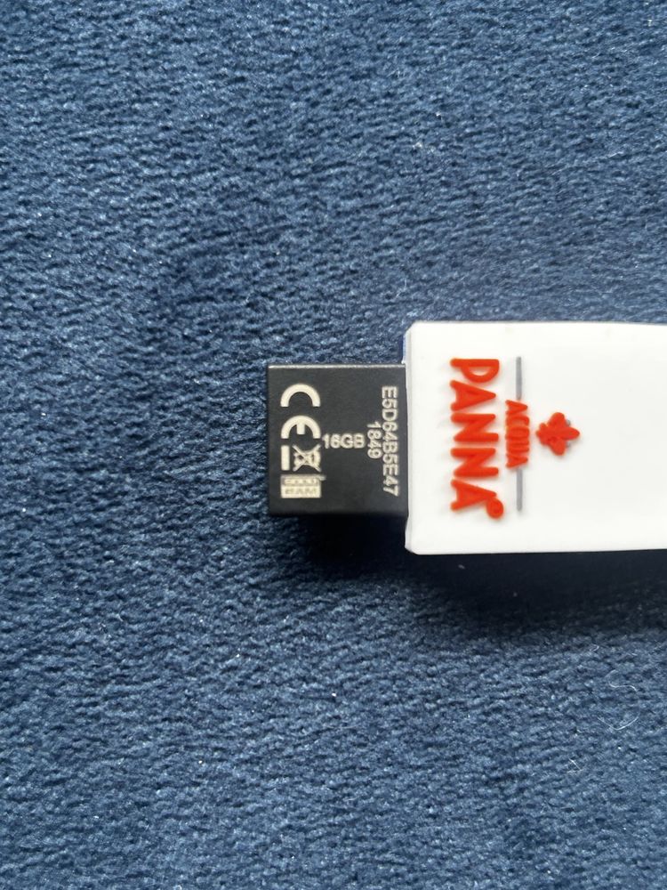 Pendrive 16 GB w kształcie butelki wody