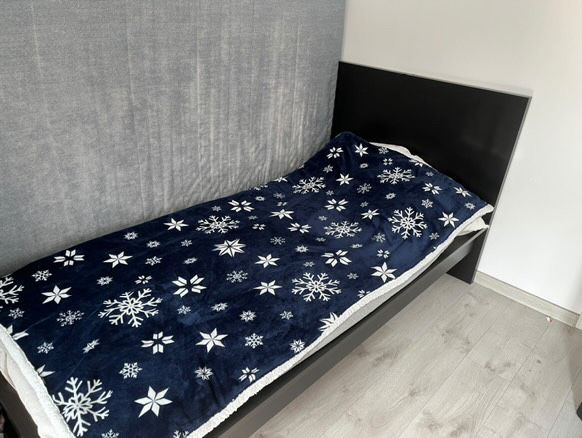 Czarne łóżko ikea