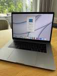 Piękny Macbook Pro 15 cali i7 16GB 1TB SSD Radeon Pro