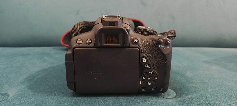 Canon EOS 700D, symboliczny przebieg + obiektyw - stan idealny