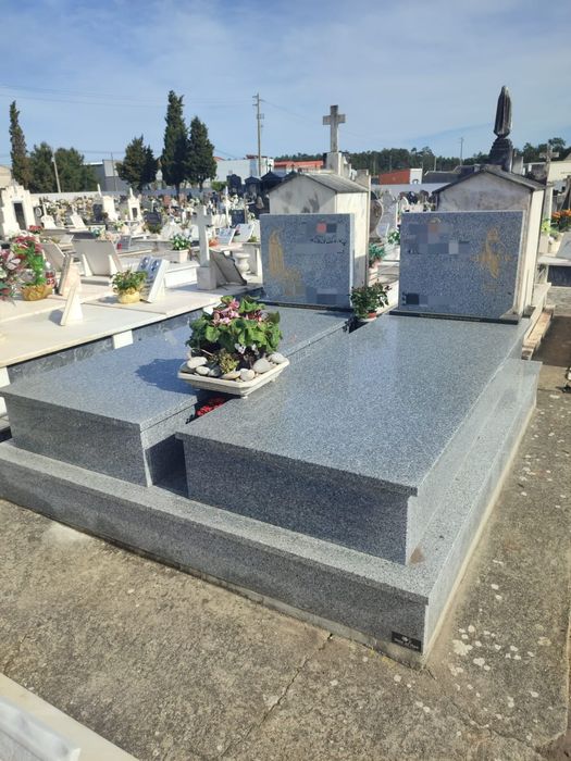 Campas, túmulos, lápides, jarras, lanternas. Tudo em pedra