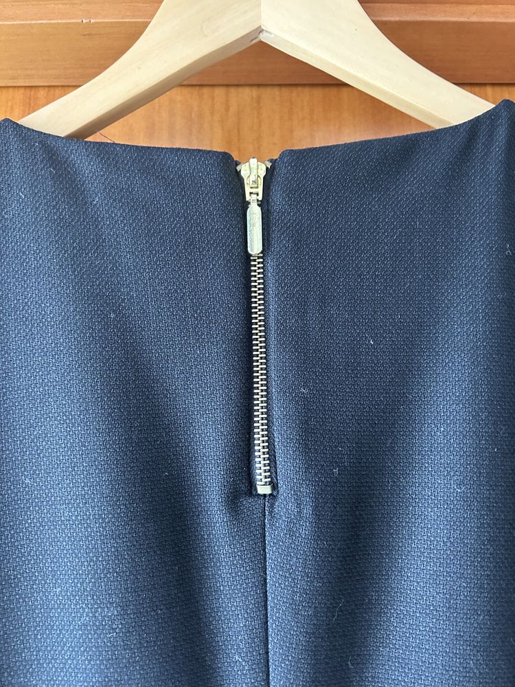 Vestido preto Cortefiel com detalhes nas mangas
