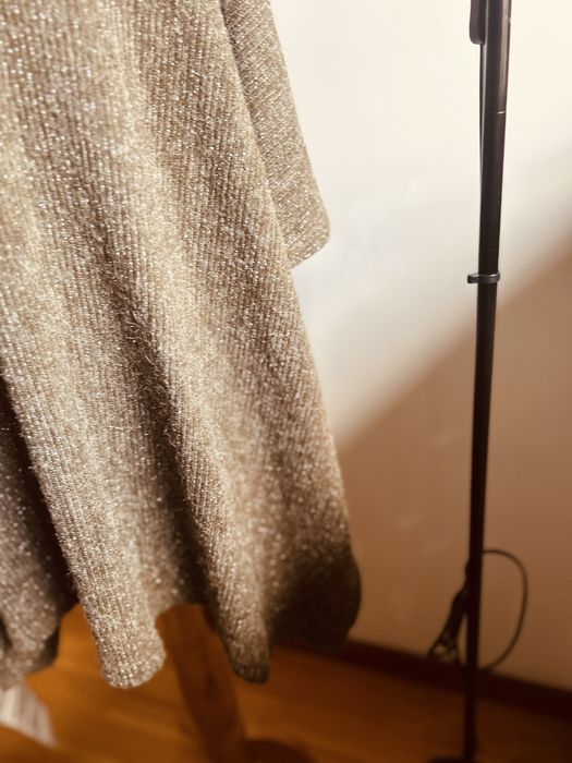 Ponche ou capa em tom verde sem marcas de uso