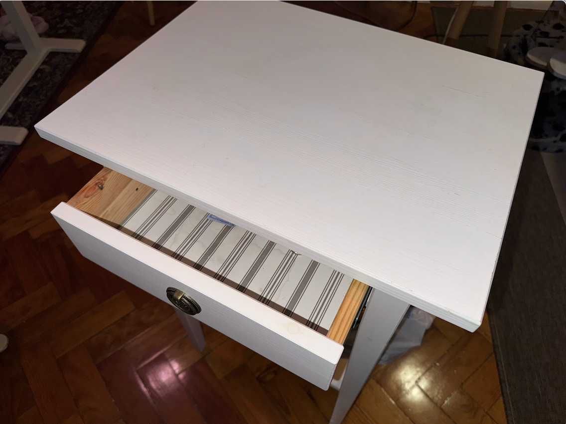 HEMNES nightstand/mesa de cabeceira